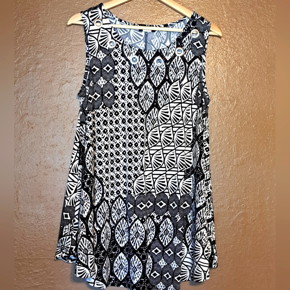 Cocomo Black and White Asymmetrical Sleeveless Tunic Size Large
